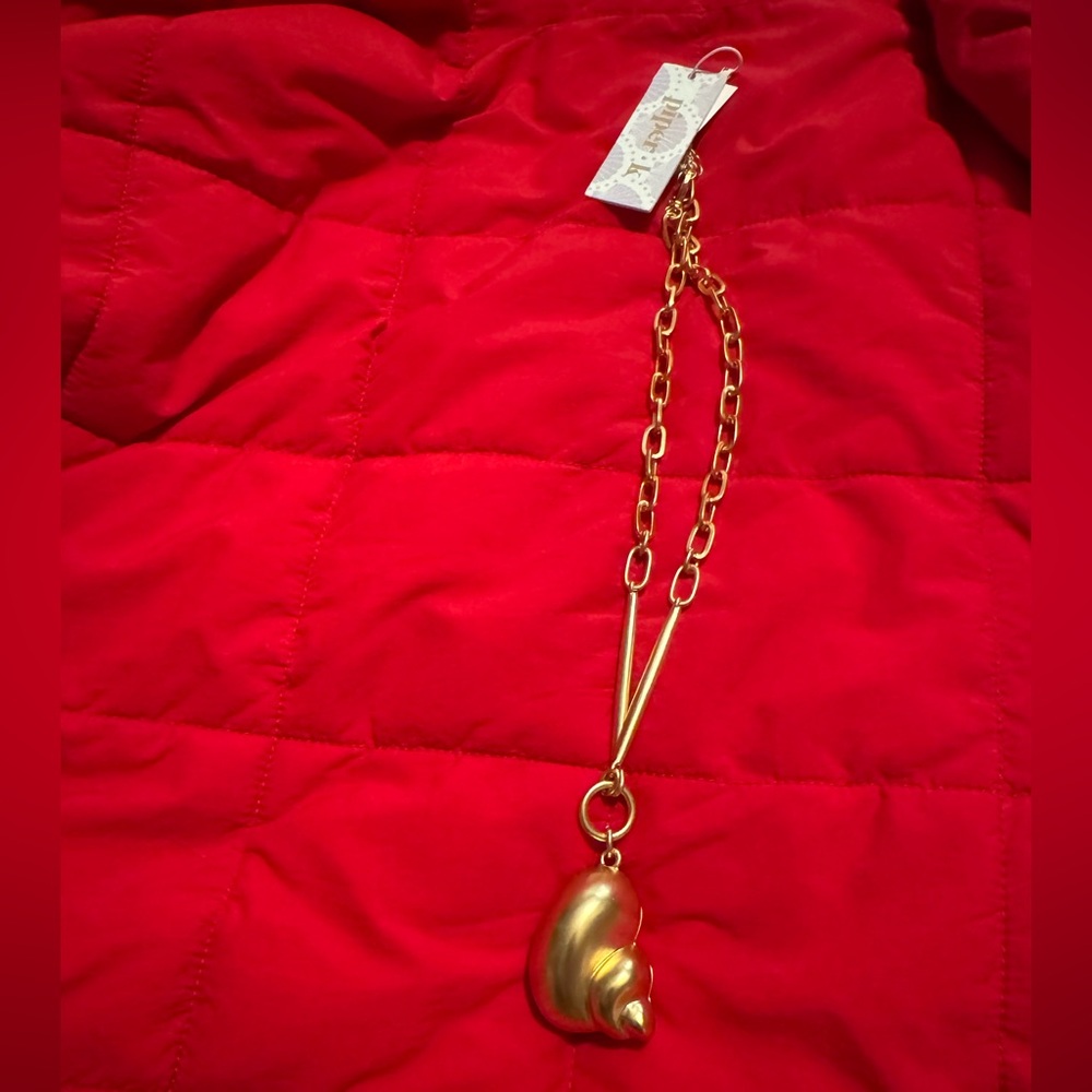 Gold Chain Necklace with stylish shell Pendant( 3D but lies flat- see pic!) 🐚